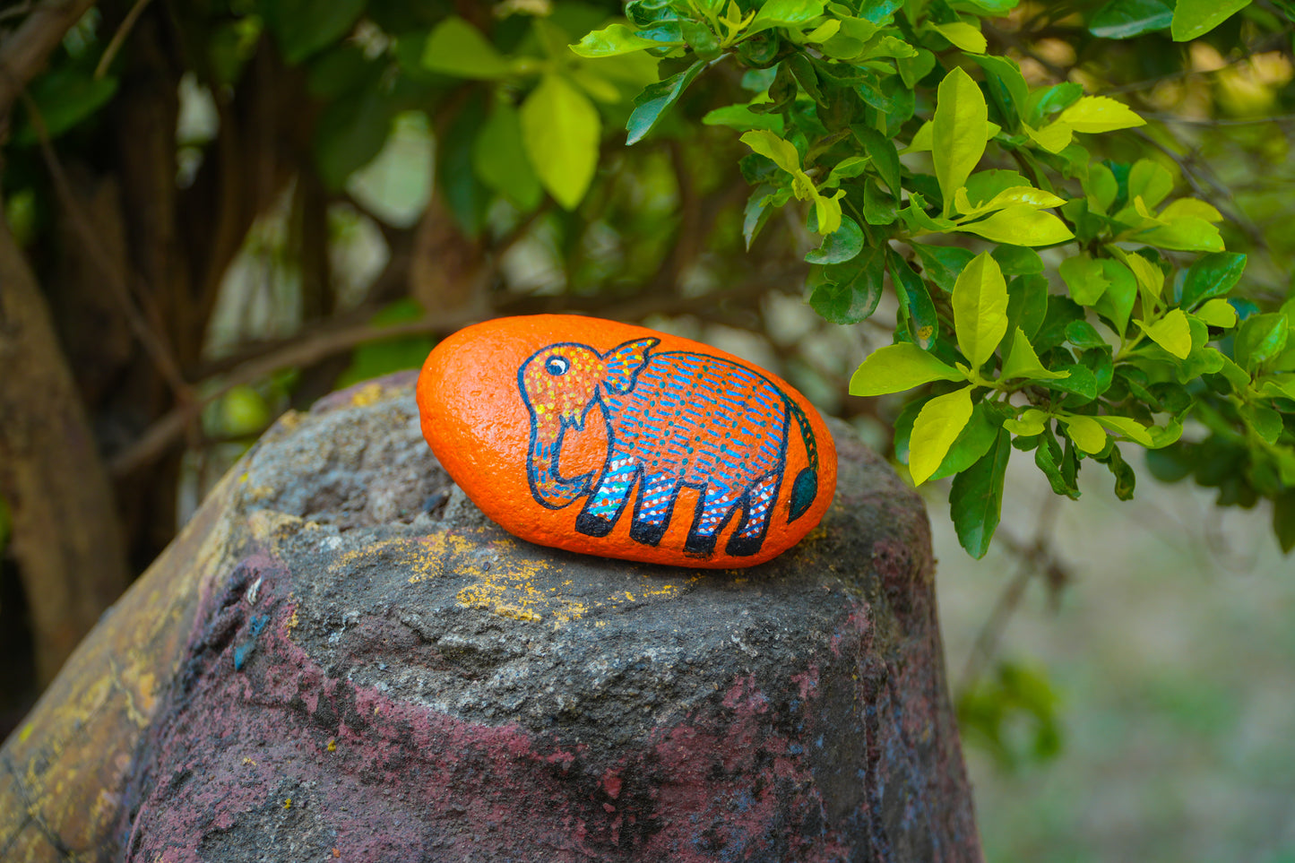 Hand-Painted Floral Art Stone – Textured Garden Decor & Paperweight