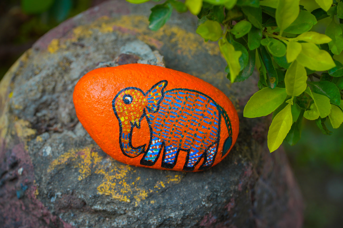 Hand-Painted Floral Art Stone – Textured Garden Decor & Paperweight